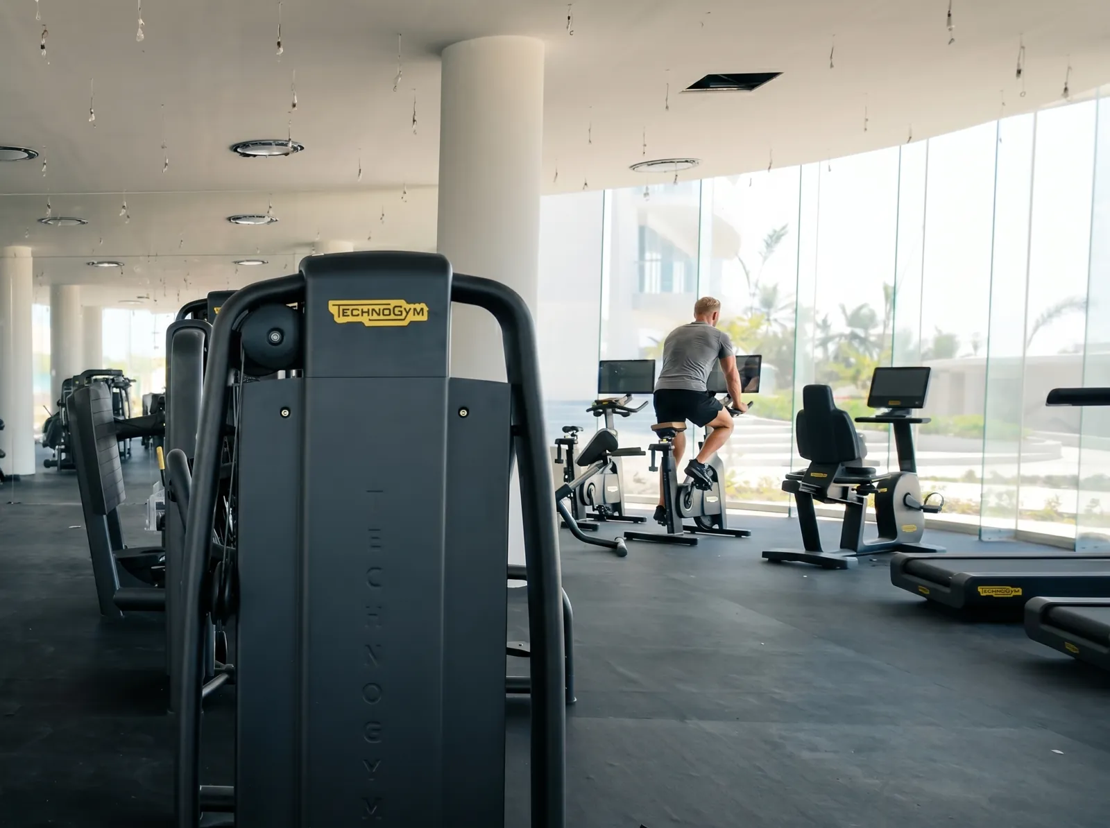 Gimnasio con equipo Technogym